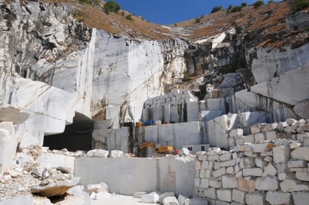 24 ore per fermare la distruzione delle Alpi Apuane