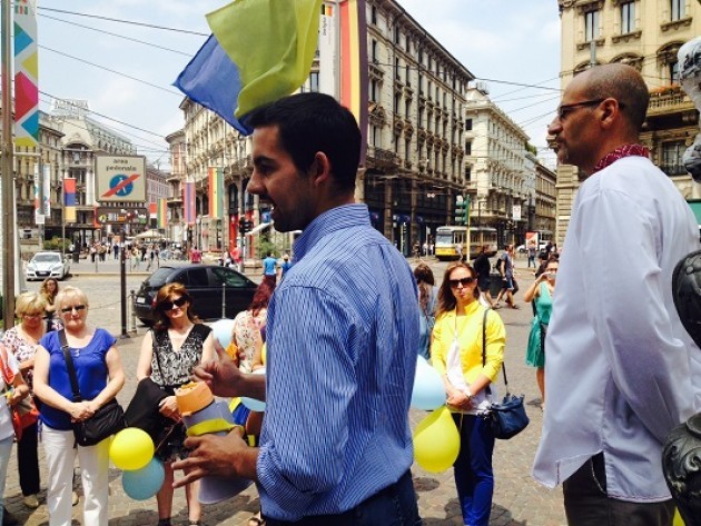 Un presidio per festeggiare la firma Ucraina-UE a Milano