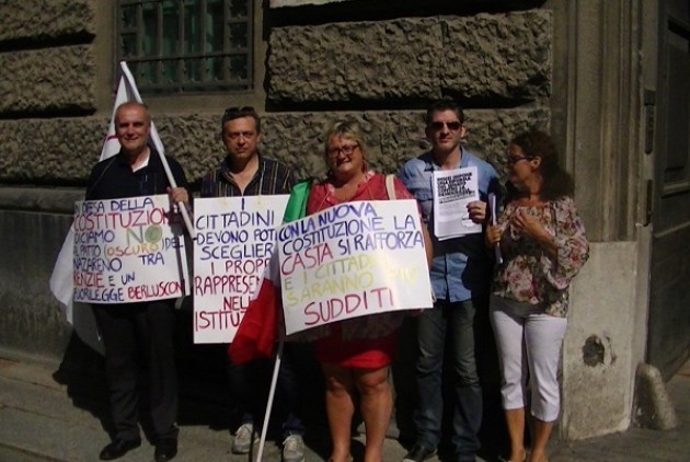 Contro le riforme Renzi. Il M5S ha organizzato un presidio davanti alla Prefettura (Video)