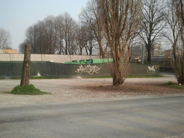 Cremona. La brutta ed odorante piazzola di raccolta dei rifiuti di Via dei Cipressi