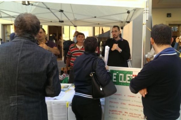 Iseo. Gli attivisti 5 Stelle impegnati in un banchetto informativo