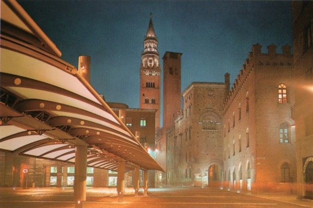 Una spettrale Piazza Stradivari a Cremona con ancora la pensilina