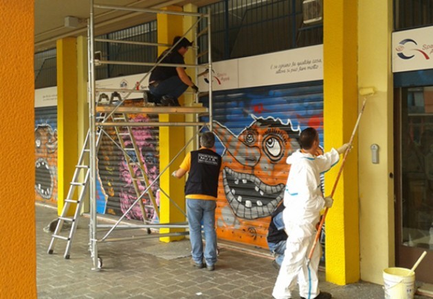 In Via Capuana a Milano oltre 50 volontari puliscono i graffiti