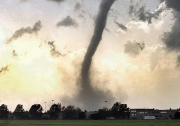 Maltempo, Lombardia devastata da acqua e vento: tromba d’aria a Mantova, grandine sui frutteti pavesi