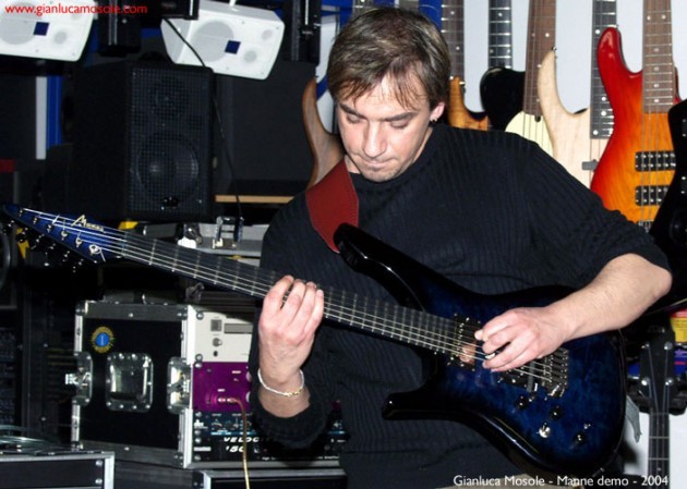 Gianluca Mosole, il chitarrista A Rovescio domenica 19 da Quinto a Cremona