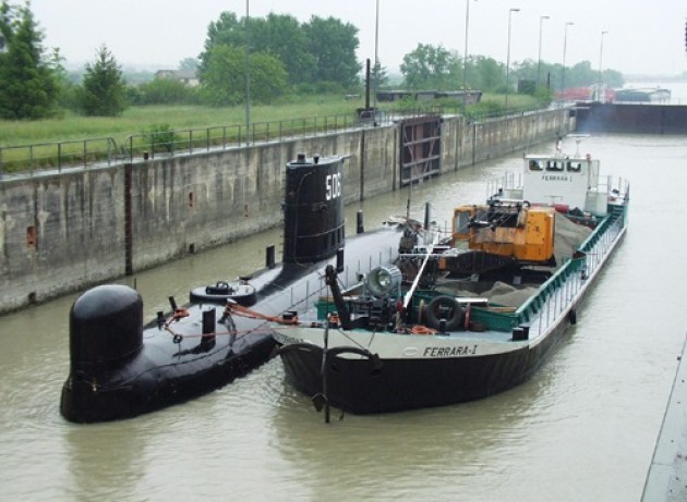 Vi ricordate il sottomarino Toti nel porto di Cremona ? Era il 2005