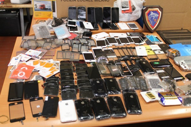 Sequestrati a Milano componenti per cellulari contraffatti