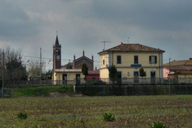 Degrado in provincia di Cremona, rifiuti alla stazione di Casaletto Vaprio