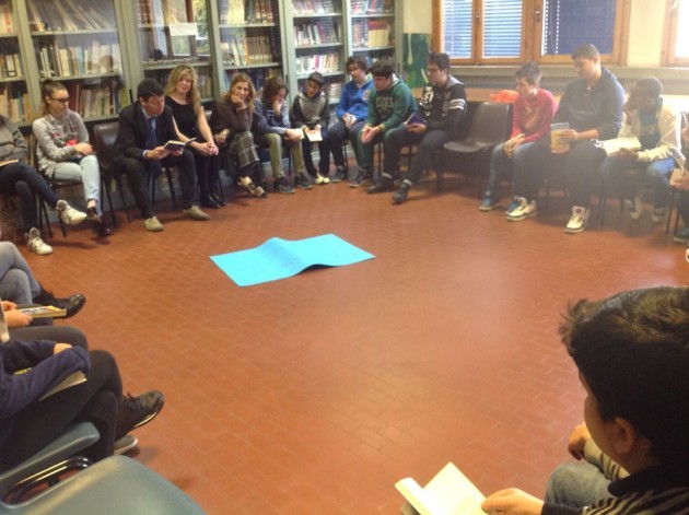 Progetto Libriamoci: sindaco di Cremona all'Anna Frank con L’occhio del lupo di Pennac 