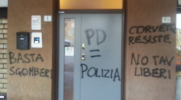 Atto vandalico alla sede del PD di Cremona .