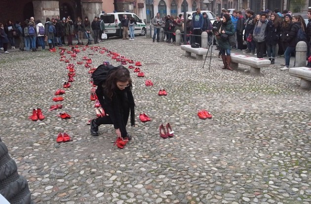 Ovazione per Elina Chauvet a Cremona nella giornata delle ZAPATOS ROJOS (video)