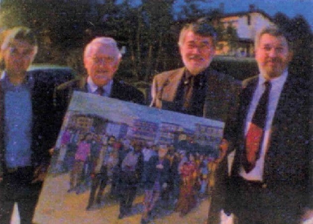 Un regalo a Deo. La foto  del quadro della “ Marcia della Pace” donato a Cofferati