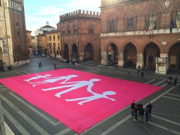 Il Circolo di Cremona de La Manif Pour Tous Italia ha esposto la  bandiera con il simbolo della famiglia