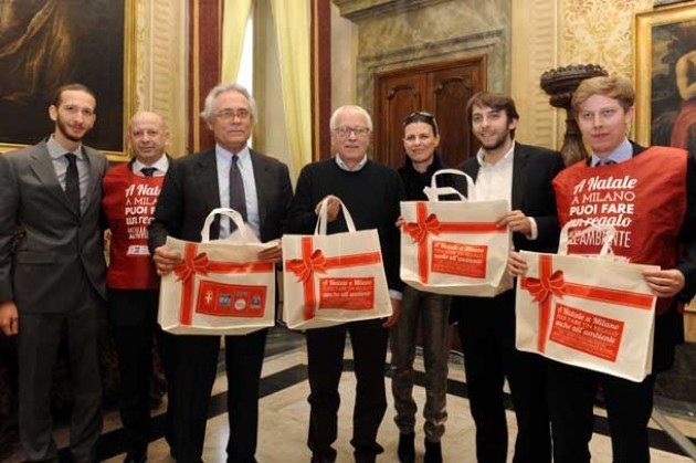 A Milano, shopping natalizio con le borse ecologiche di Corepla