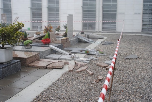 Atto vandalico al Cimitero di Cremona, tombe distrutte: avviate le indagini