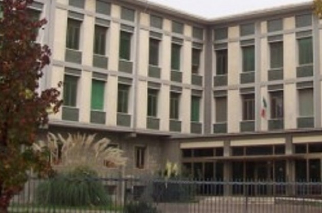 Volontari tinteggiano scuola Virgilio, vicesindaco ringrazia