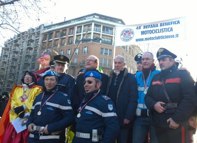 Epifania a Milano. La calza della befana lunga 2015 metri