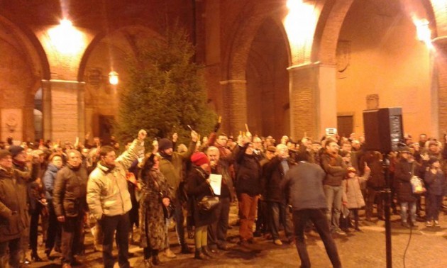 A Cremona tante matite alzate in solidarietà a Charlie Hebdo. Le parole del sindaco Galimberti.