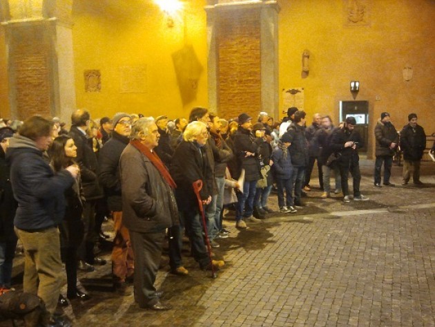 A Cremona solidarietà a Charlie Hebdo: vogliamo restare umani (video 9 gennaio 2015)