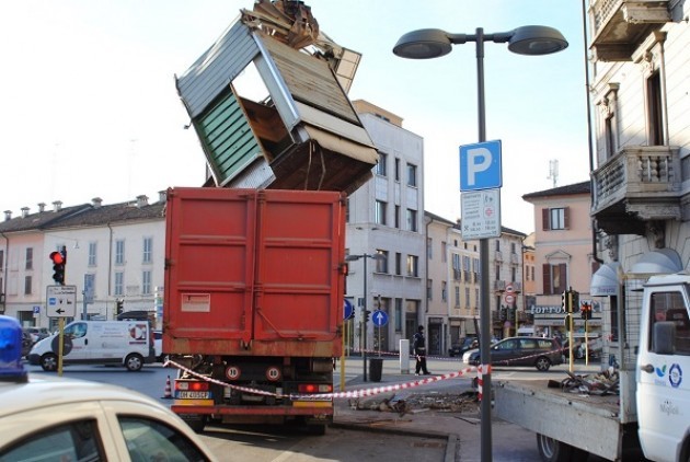 Cremona Rimossa l'edicola di piazza Libertà