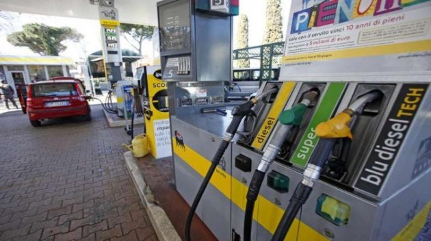  ITALIA - Prezzo benzina. Da luglio 2014: -16,5%