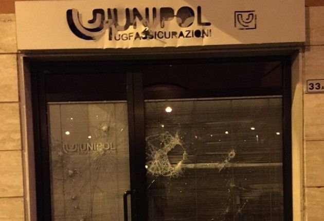 Black Bloc. Anche la sede Unipol di Cremona di  via Mantova è stata danneggiata.