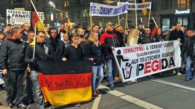 Germania. Son tornate le croci uncinate al grido di Pegida