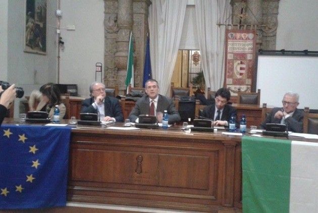 Cremona nell' economia globale . Carlo Cottarelli  fa il pieno in sala quadri