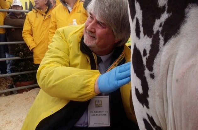 Crisi latte . En Plein di Ministri alla maximungitura Coldiretti a Roma