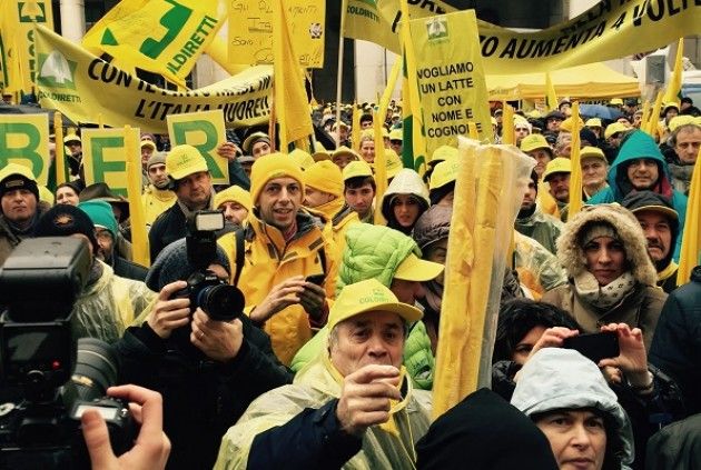 Crisi, alle stelle lo “spread” del latte: aumenta di 4 volte da stalla a scaffale