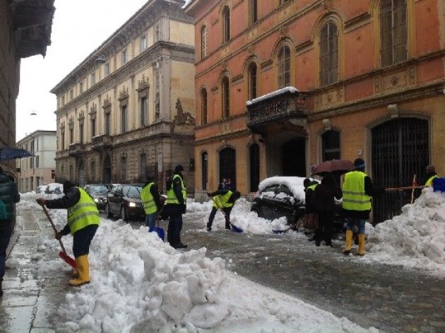 Cremona Anche migranti e minori stranieri al lavoro per lo sgombero della neve