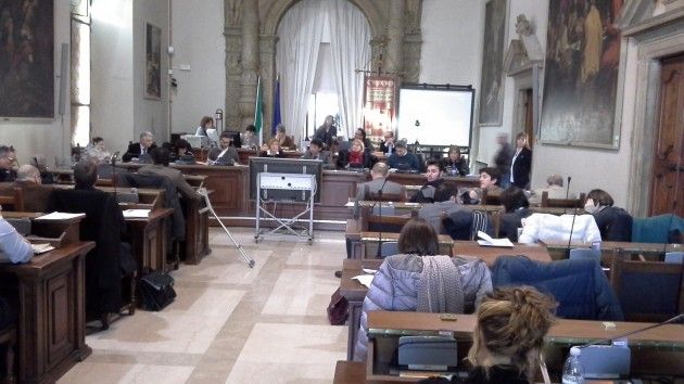 Cremona. Il consiglio comunale discute della chiusura dei centri sociali Dordoni e Kavarna