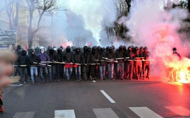 Cremona blak bloc noi c’eravamo In scena lo spettacolo di aggressione alla città.