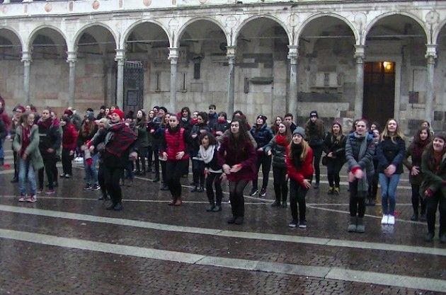 (Video) One Billion Rising anche a Cremona.