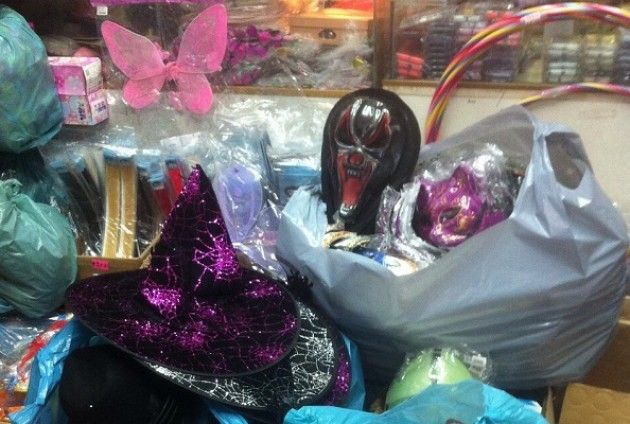 Milano. Carnevale, sequestrati 5 milioni di maschere e vestiti non a norma