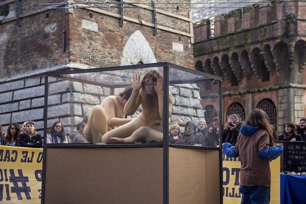 Protesta contro le pellicce a Bologna, chiusi in una camera a gas
