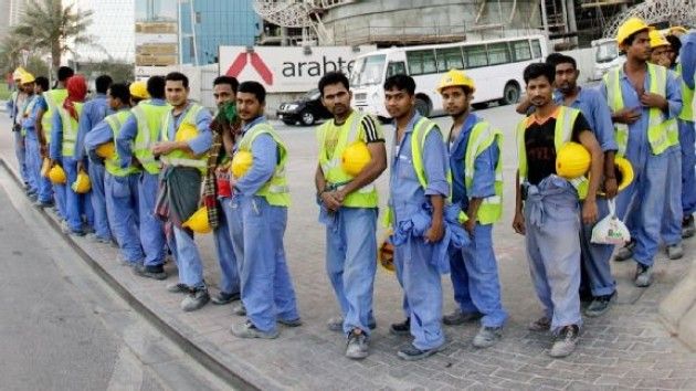 Migliaia di lavoratori in Qatar sono gli schiavi del nostro secolo