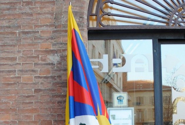Esposta la bandiera del Tibet all'ingresso di SpazioComune