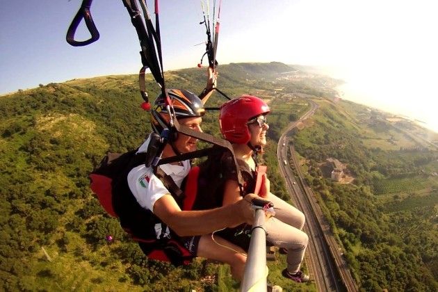 In Calabria si trascorre il Primo Maggio volando in parapendio