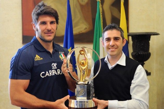 Mondiali Under 20 di rugby, la Coppa passa da Parma e incontra Sindaco e giovani