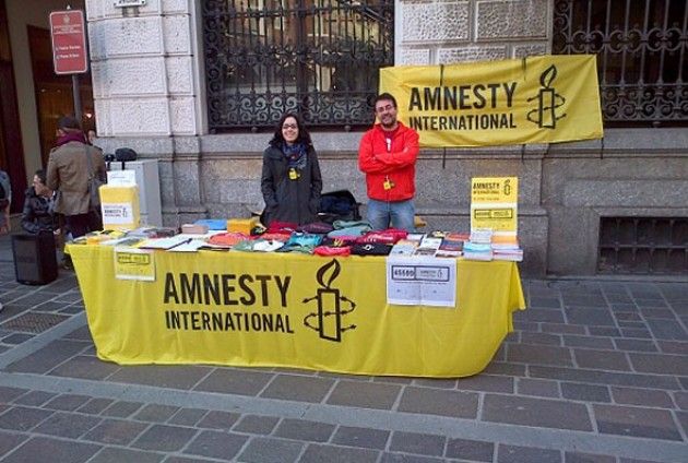 Roma, 40 anni di Amnesty International Italia e flashmob 