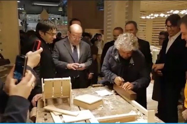 Beppe Grillo a sorpresa al Salone del mobile ‘L'artigiano deve essere protetto come monumento’