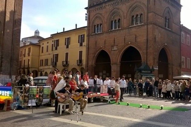 Cremona. Giornata di sensibilizzazione per promuovere il manifesto di Expo dei Popoli.