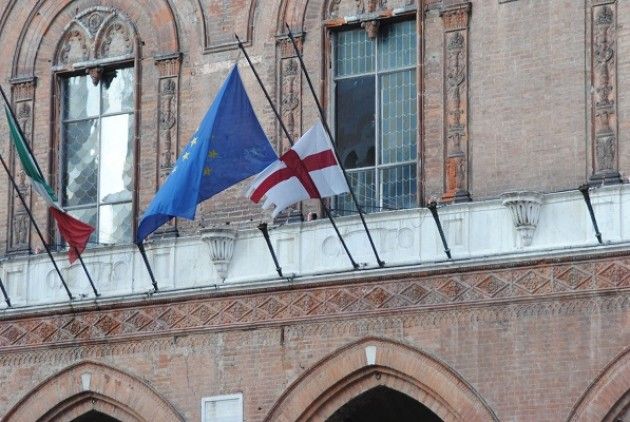 Cremona Bandiera del Comune a mezz'asta per le tragedie dei migranti