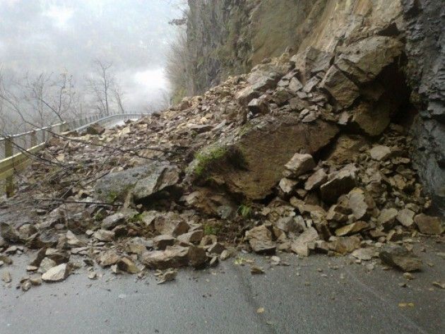 La frana ostruisce la strada. Il Comune di Nazzano applica la Cosap per 160 mila euro