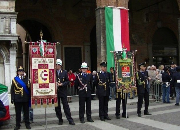 25 aprile a Cremona .Il Sindaco Galimberti ‘scalda’ la piazza (Video)
