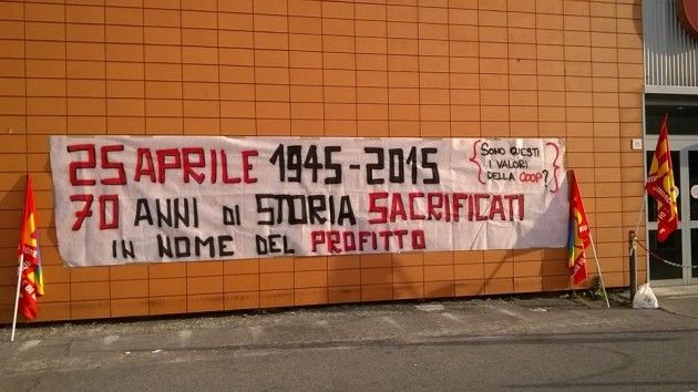 L’Unione Sindacale di Base sabato ha protestato davanti ai centri commerciali