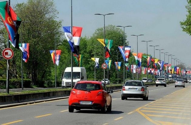 Expo. Le bandiere di tutti i paesi sventolano in Viale Forlanini di Milano