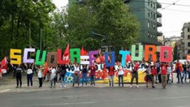 Sciopero 5 maggio contro la riforma della scuola. Immagini da Milano (video)