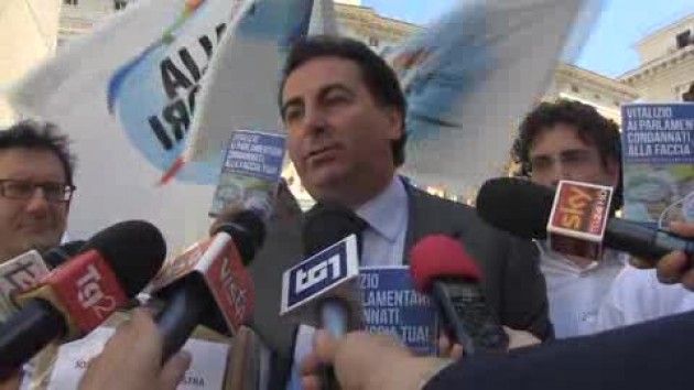 No vitalizi ai parlamentari condannati, sit in di Italia dei Valori a Montecitorio